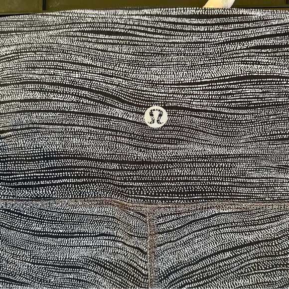 Lululemon crop legging size 6 wavy black gray white - Picture 3 of 5